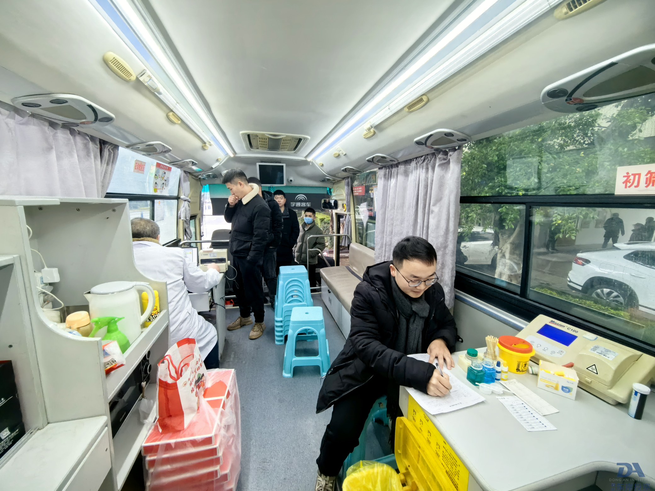 中共眉山市東岸投資開(kāi)發(fā)有限公司支部委員會(huì )黨員志愿者無(wú)償獻血彰顯先鋒模范作用 (圖2)